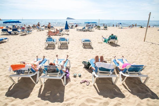Archivo - Numerosas personas se bañan y toman el sol en la playa de Poniente, a 11 de marzo de 2023, en Benidorm, Alicante, Comunidad Valenciana (España).
