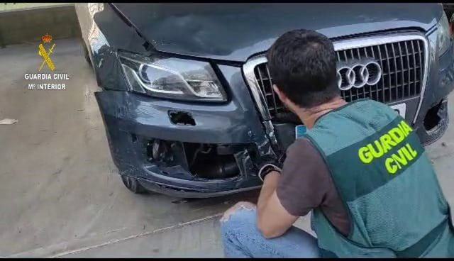 Un agente inspecciona el vehículo que impactó con un motorista en La Rinconada.