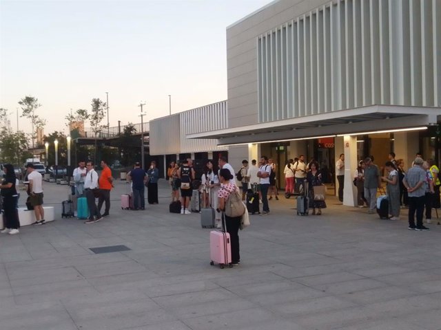 Viajeros esperando en la estación de tren de Badajoz