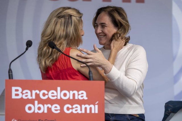 Archivo - La vicepresidenta segona i ministra de Treball, Yolanda Díaz, amb l'exalcaldessa de Barcelona, Ada Colau