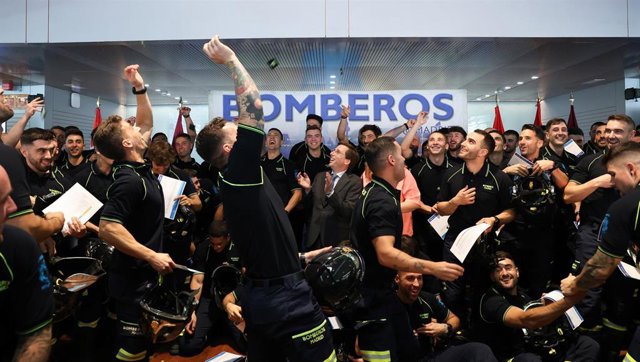 El alcalde de Madrid, José Luis Martínez-Almeida, junto a la vicealcaldesa, delegada de Seguridad y Emergencias y portavoz municipal, Inmaculada Sanz, junto a los miembros de la nueva promoción de Bomberos del Ayuntamiento de Madrid 