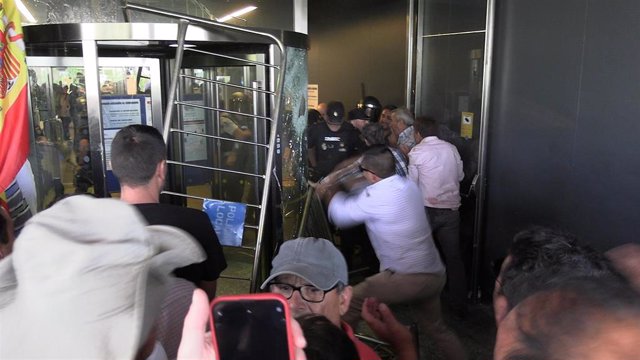 VIDEO.-Sucesos.- Ganaderos asaltan la Delegación de la Junta en Salamanca con cargas policiales y altercados