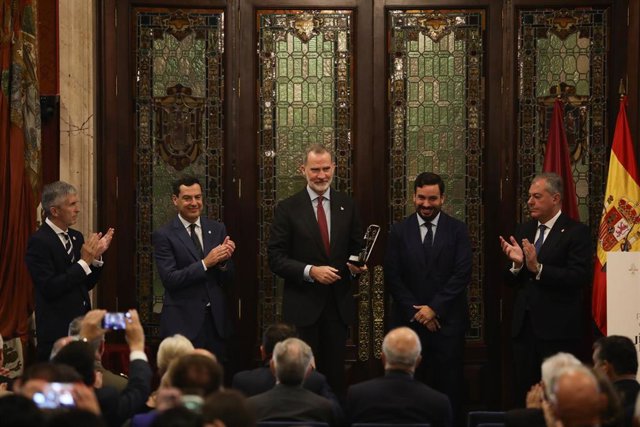 Felipe VI recibe el IX Premio contra el Terrorismo Alberto Jiménez-Becerril