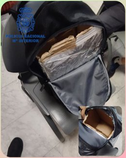 El detenido utilizaba una mochila forrada con papel de aluminio para evitar ser detectado por las alarmas.