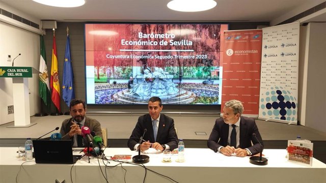 Manuel Alejandro Cardenete, Francisco J. Tato Jiménez, y Francisco Jesús Rodríguez Moyano, en la presentación del Barómetro Económico de Sevilla en la sede de la Fundación Caja Rural del Sur.