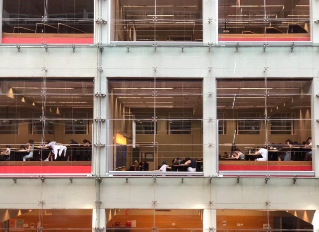 Imagen de archivo - Alumnos se examinan de las PAU 2023 en la UPF de Barcelona