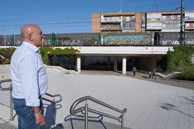 El alcalde de Valladolid, Óscar Puente, junto a uno de los pasos subterráneos bajo las vías.