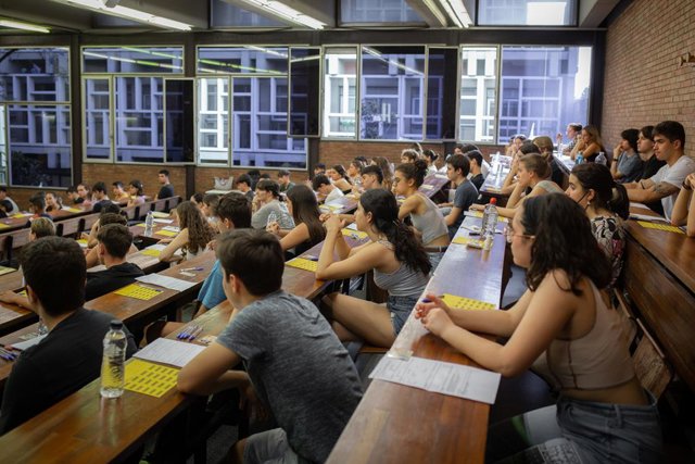 Archivo - Els alumnes abans de començar un dels exàmens de les PAU