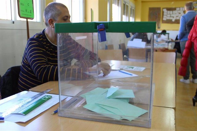Archivo - Imagen de archivo de una mesa de votación electoral.