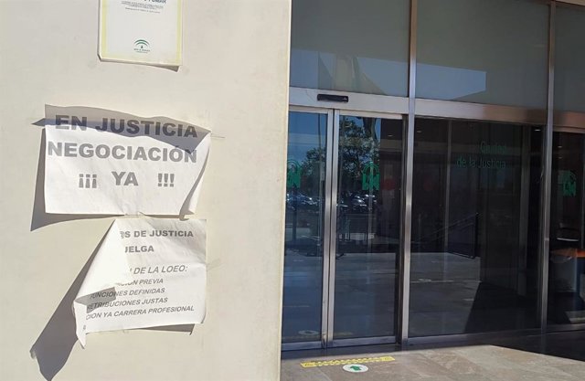 Cartel huelga de funcionarios en Audiencia de Málaga.