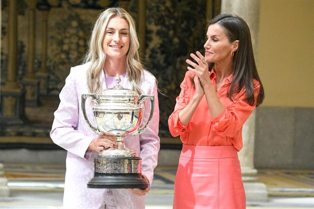 Archivo - La reina Letizia Ortiz entrega el Premio Reina Letizia a la futbolista Alexia Putellas durante los Premios Nacionales del Deporte en Palacio Real de El Pardo en abril de 2023.