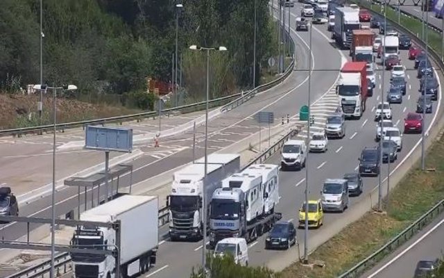 Archivo - El camió avariat a l'autopista AP-7 