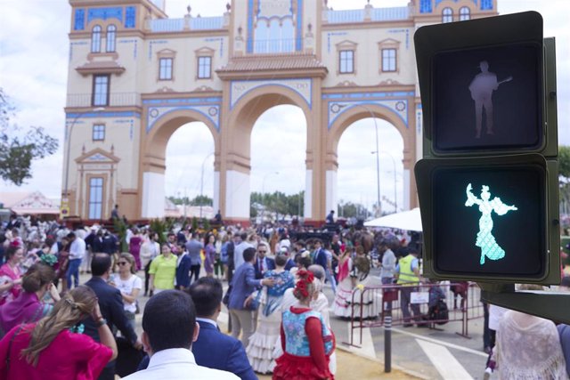 Archivo - Detalle de los semáforos adornados para la ocasión con motivos de flamenca durante el segundo día de Feria de Abril de Sevilla 2022 celebrándose tras dos años de pandemia por el Covid-19, a 2 de mayo de 2022 en Sevilla (Andalucía, España)