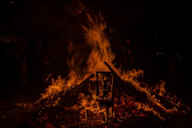 Una cadira cremant a la foguera del barri de Sant Antoni durant la nit de Sant Joan