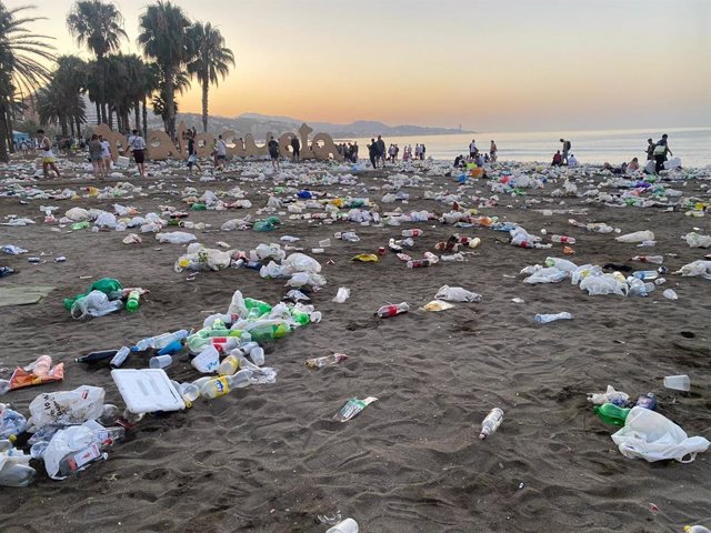 Playa de La Malagueta, repleta de basura tras la noche de San Juan