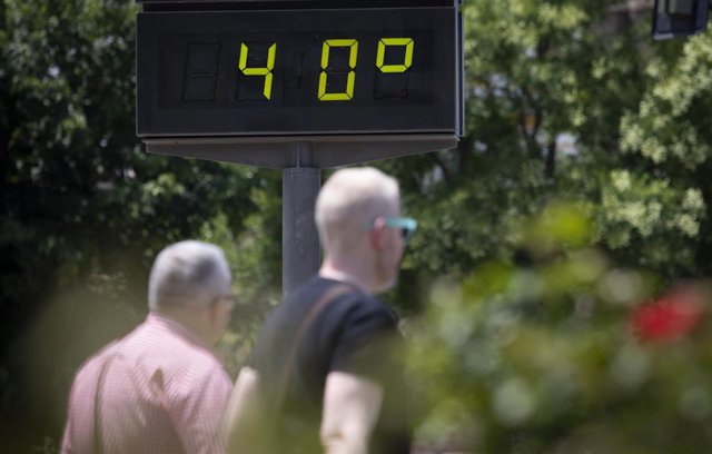 Termómetro de calle marcando 40 grados. A 16 de junio de 2023, en Sevilla (Andalucía, España).