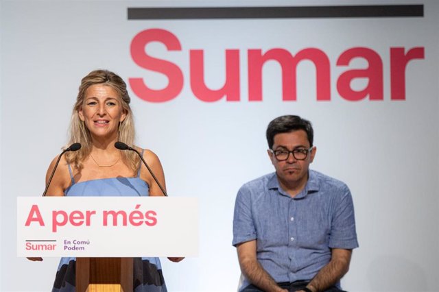 La vicepresidenta segunda del Gobierno y líder de Sumar, Yolanda Díaz, junto al número 2 por Barcelona, Gerardo Pisarello, en un acto de Sumar-En Comú Podem en Cornellà de Llobregat