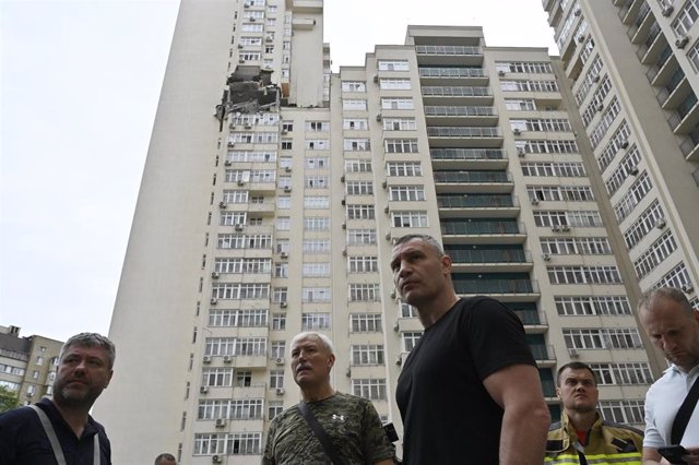 El alcalde de Kiev, Vladimir Klitschko, frente a un edificio alcanzado por un cohete ruso 