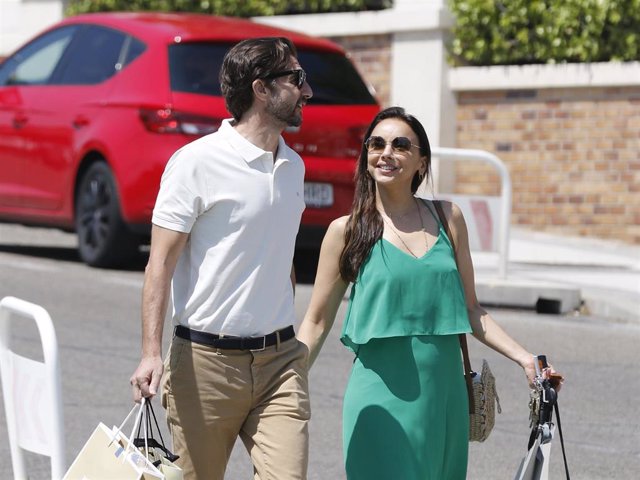 Chenoa y Miguel Sánchez Encinas salen del restaurante, a 25 de junio de 2023, en Madrid (España).