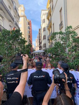 Protesta feminista a las puertas de Les Corts en la constitución de la legislatura