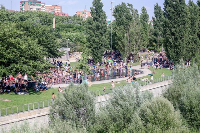 Decenas de personas se refrescan en Madrid Río, a 25 de junio de 2023