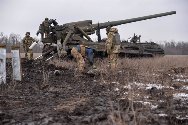 Archivo - Militars ucraïnesos disparen en direcció a Bakhmut  