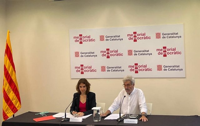 La consellera de Justicia de la Generalitat, Gemma Ubasart, y el sindicalista Carles Vallejo