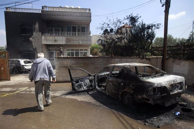 Daños materiales tras el ataque por parte de cientos de colonos contra palestinos en la ciudad de Turmus Aya, en Cisjordania