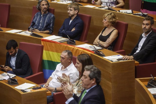 Diputados de Compromís muestran la bandera LGTBI durante el discurso de Llanos Massó como presidenta de Les Corts