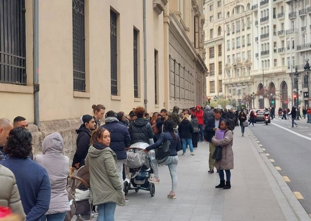 Archivo - Imagen de archivo de una cola ante las oficinas del padrón en el Ayuntamiento de València. 