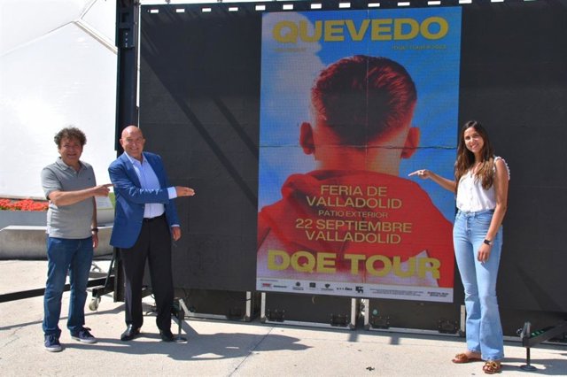 El alcalde (2I) y la concejal de Turismo con el cartel del concierto de Quevedo, que actuará en Valladolid el día 22 de septiembre.