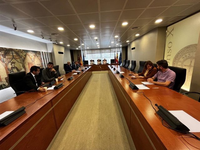 La Junta de Portavoces establece los criterios para la composición de la Diputación Permanente y de las Comisiones parlamentarias, y acuerda la distribución del Hemiciclo