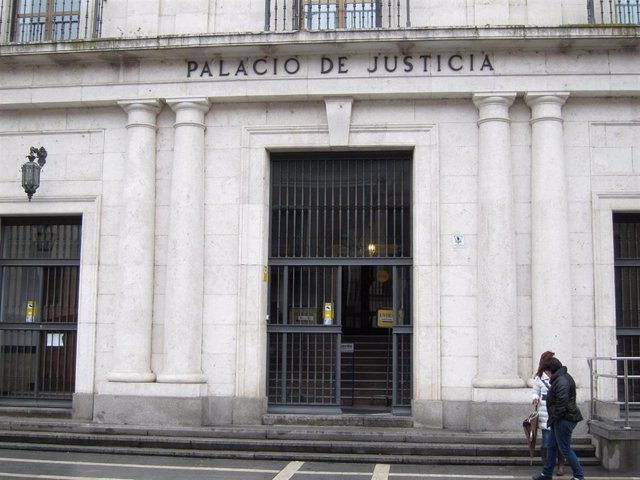 Archivo - Trib.-Banquillo para el detenido en Valladolid con más de 11 kilos de droga valorada en 330.000 euros