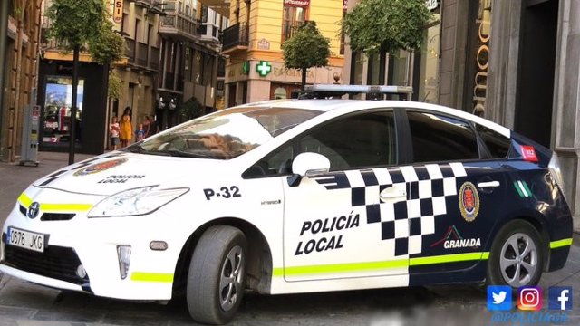 Archivo - Coche patrulla de la Policía Local de Granada, en imagen de archivo