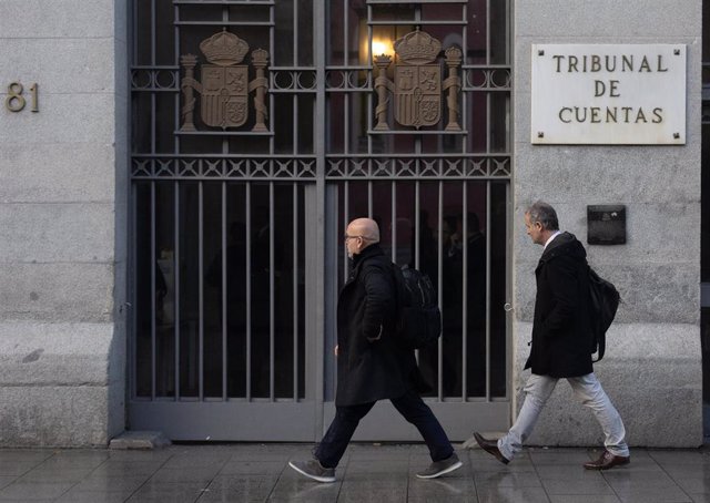 Archivo - El letrado que defiende a Carles Puigdemont, Gonzalo Boyé (i), a su llegada a la Audiencia previa sobre el 'procés' en el Tribunal de Cuentas.