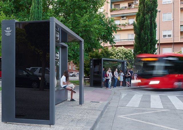 Archivo - Parada de autobuses del Consorcio de Transportes del Área de Zaragoza.