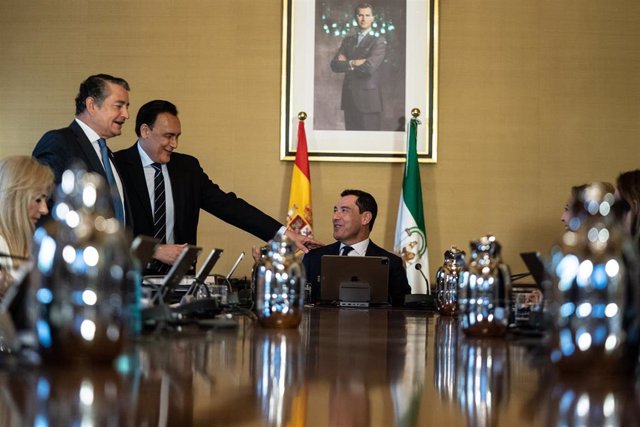 Archivo - De izquierda a derecha, los consejeros Antonio Sanz y José Carlos Gómez Villamandos, y el presidente de la Junta, Juanma Moreno, en una reunión del Consejo de Gobierno andaluz. (Foto de archivo).