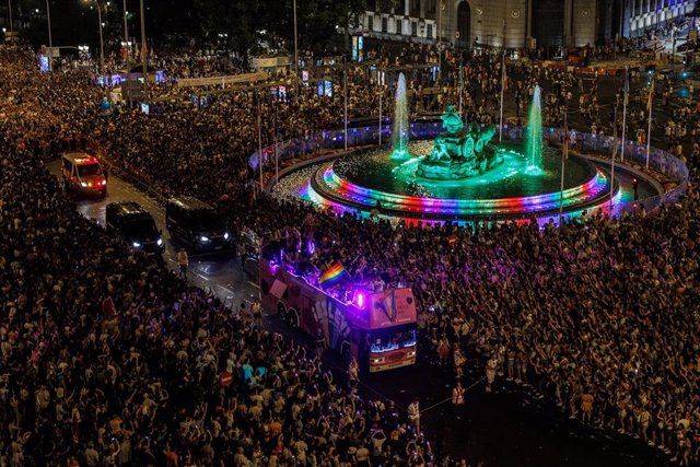 Archivo - Fuente de Cibeles con carrozas durante el Orgullo LGTBIQ+.