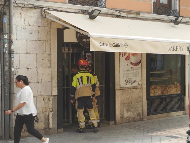 Bomberos de Valladolid rescatan a un joven que tenía un examen de oposición y había quedado encerrado en una cafetería.