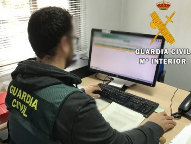 Archivo - Un agente de la Guardia Civil trabaja en un atestado.