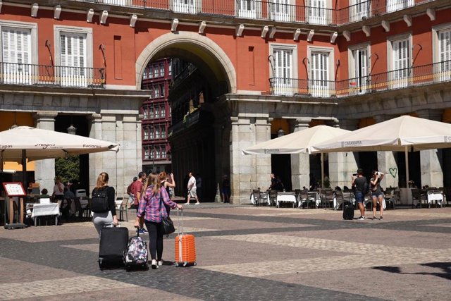 Archivo - Recursos de turistas en la Plaza Mayor de Madrid