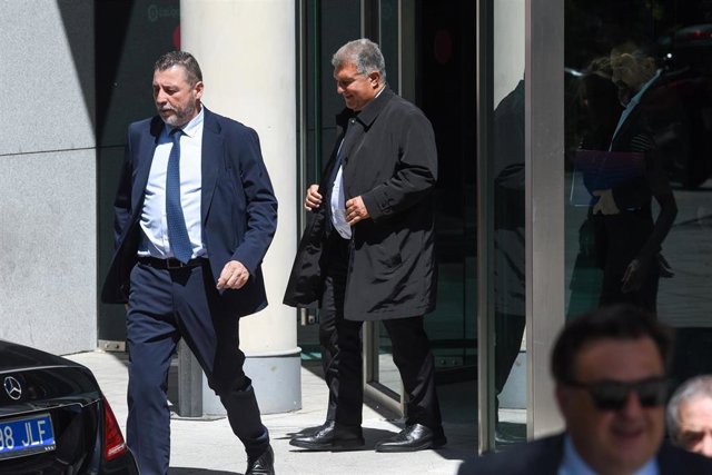 Archivo - El presidente del FC Barcelona, Joan Laporta (1d), a su salida de una Asamblea Extraordinaria para analizar el 'caso Negreira’, a 19 de abril de 2023, en Madrid (España). LaLiga ha convocado a los clubes profesionales para celebrar una Asamblea 