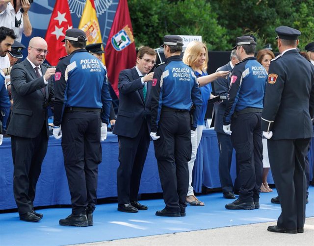 (I-D) El delegado del Gobierno en la Comunidad de Madrid, Francisco Martín, el alcalde de Madrid, José Luis Martínez-Almeida, y la vicealcaldesa, delegada de Seguridad y Emergencias y portavoz municipal, Inmaculada Sanz, entregan medallas Medallas al Méri