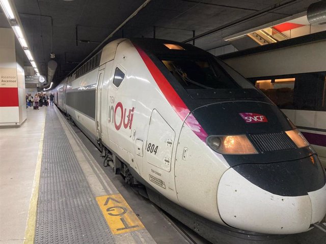 Archivo - Tren TGV Inoui que hace la ruta de alta velocidad Barcelona-París, parado en la estación de Sants de Barcelona