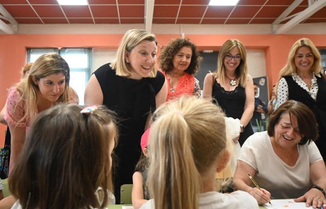 La consejera de Familia, durante la visita realizada este martes al CEIP 'Caño Dorado' de Zaratán.