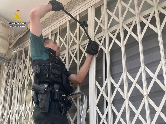 La Guardia Civil rescata a una mujer de 78 años inconsciente y deshidratada en casa en Torrevieja