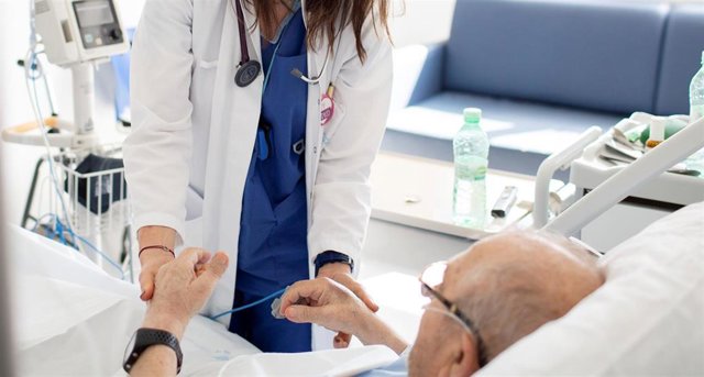 Archivo - Atención a un paciente en el Hospital de Villalba