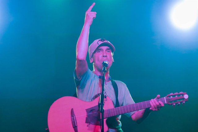 Archivo - El cantante Manu Chao durante un concierto en la Sala Tebras de Lugo, a 13 de marzo de 2022, en Lugo, Galicia (España). El cantautor y músico, de origen francés y nacionalizado español, vuelve a los escenarios tras ocho años sin actuar en la reg