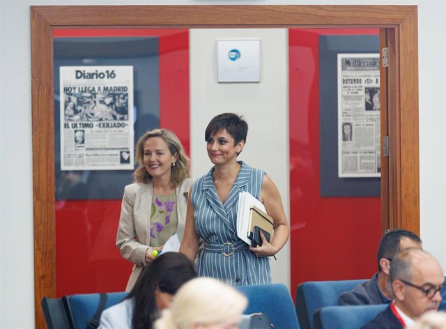 La vicepresidenta primera y ministra de Asuntos Económicos y Transformación Digital, Nadia Calviño (i) y la ministra Portavoz y de Política Territorial, Isabel Rodríguez (d), a su llegada a una rueda de prensa posterior a la reunión del Consejo de Ministr