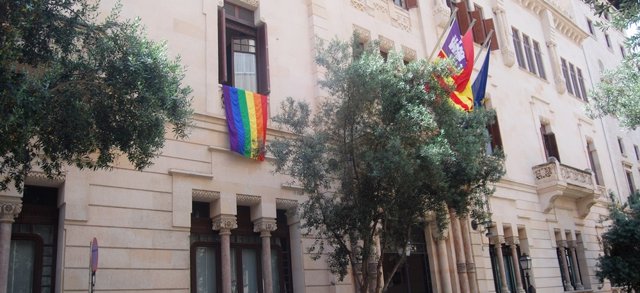 Archivo - El Parlament cuelga la bandera arcoíris por el Día del Orgullo Lgtbi. Archivo. 